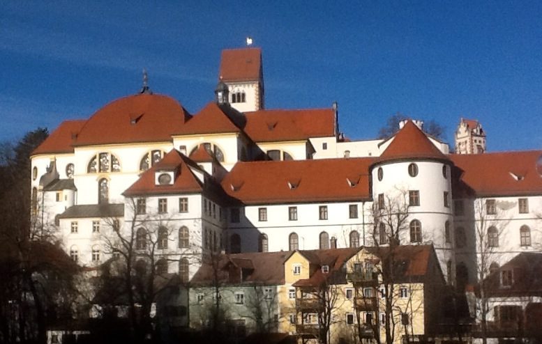 Hohes Schloss und Kloster St. Mang in Füssen unter blauem Himmel