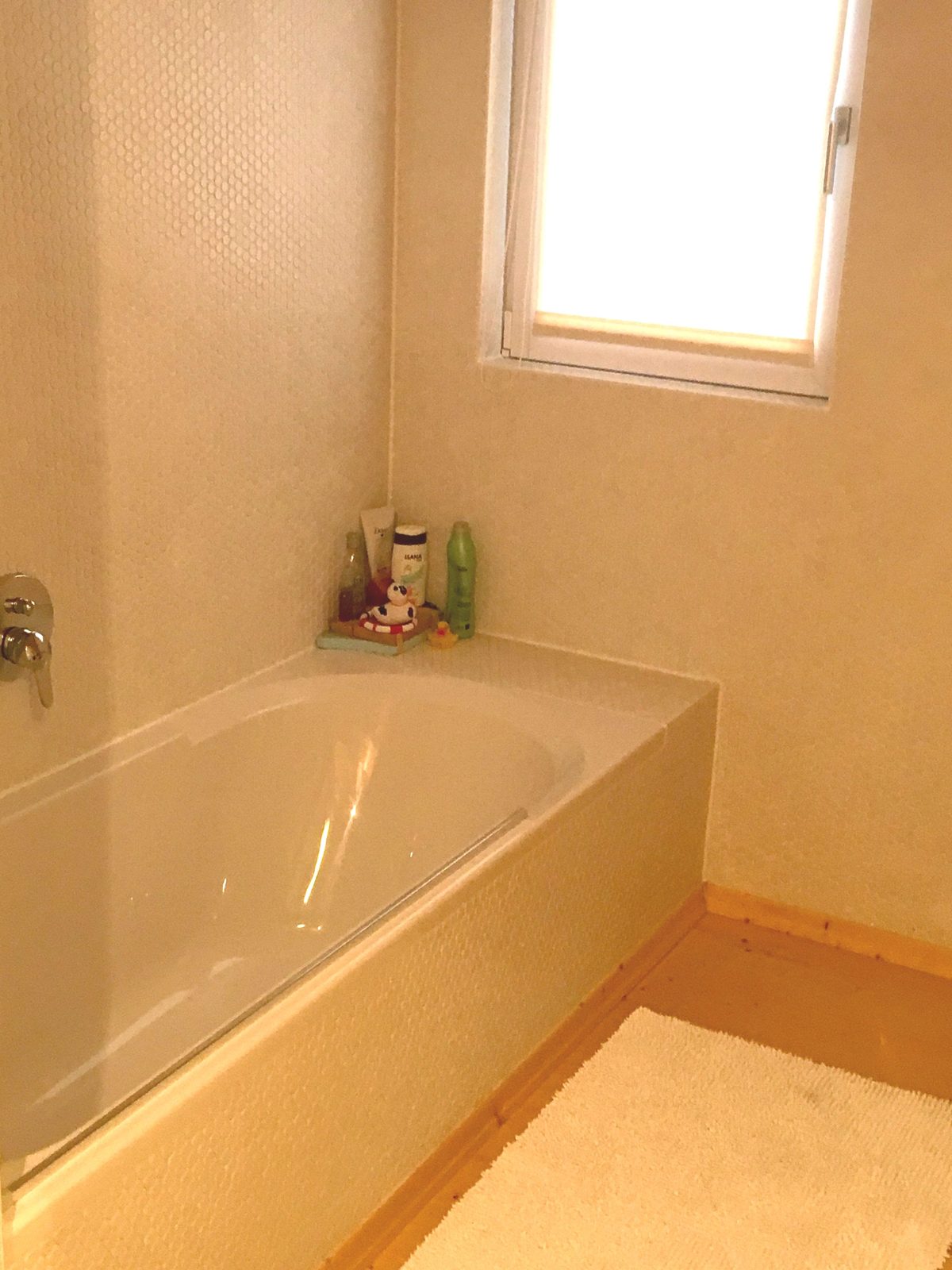 Badewanne unter einem Fenster